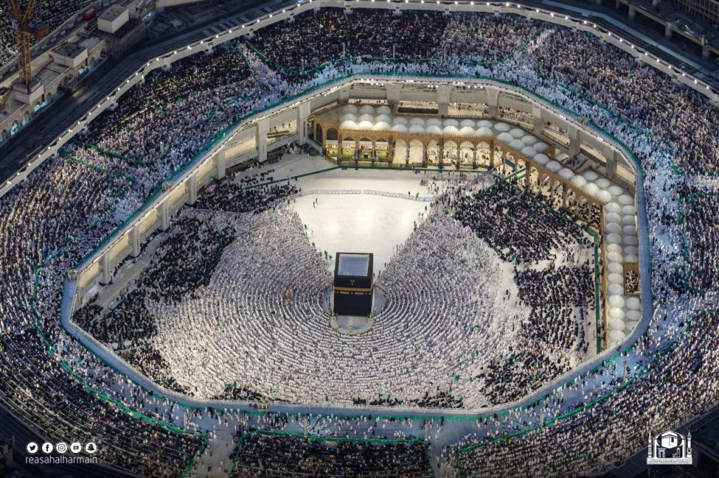 1-million-pilgrims-at-masjid-al-haram-in-makkah-tonight-v0-i7bk410ambta1.jpg