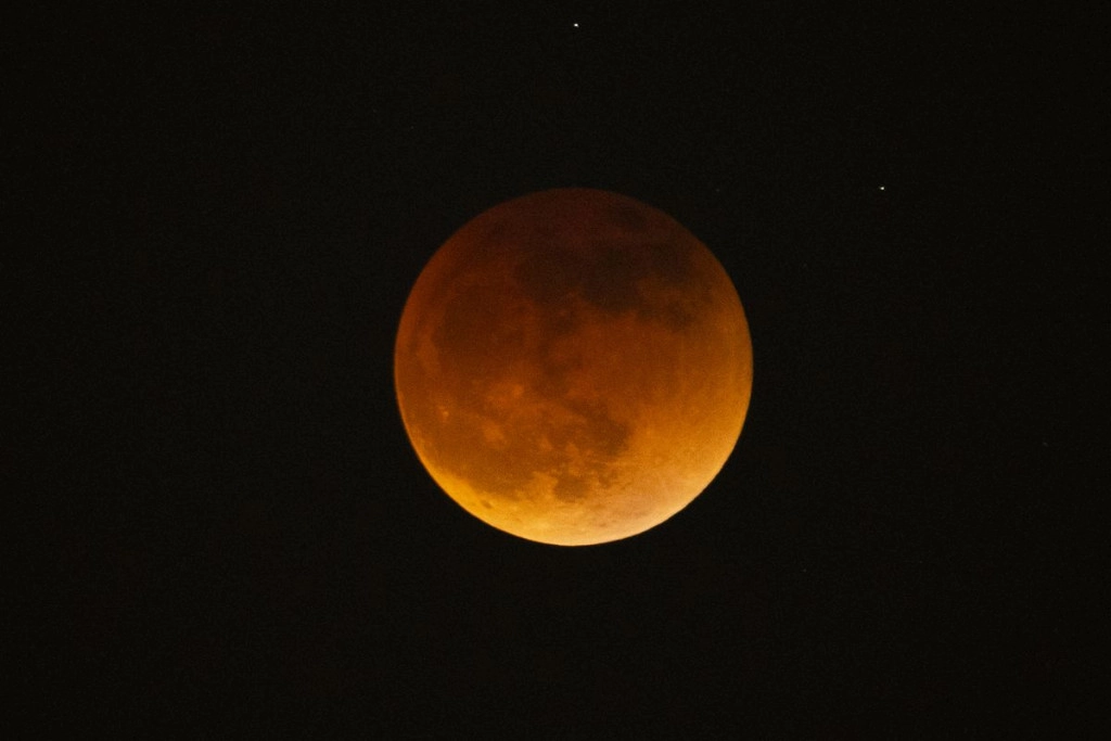 terpesona-penampakan-gerhana-bulan-total-di-langit-dunia-3.jpeg