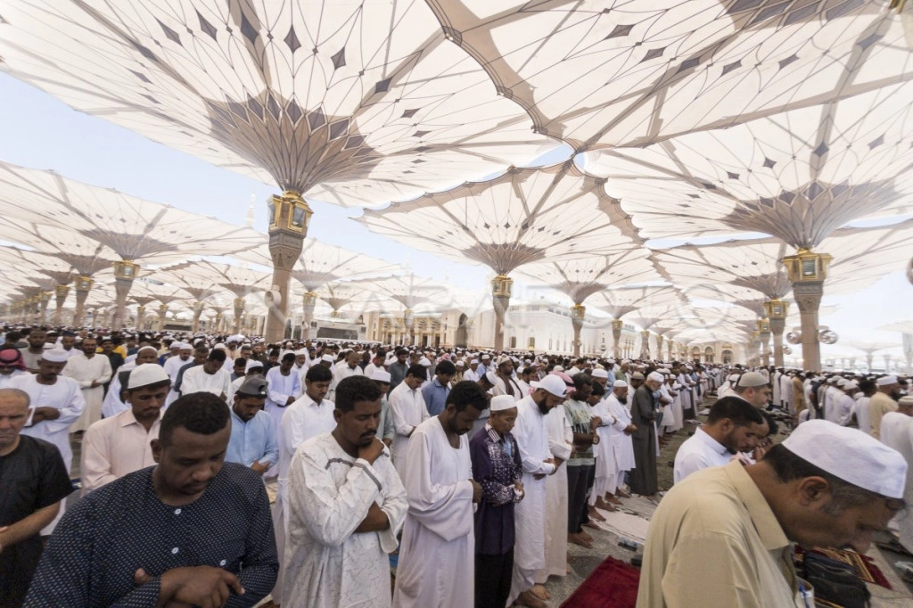 shalat-jumat-di-masjid-nabawi-1c40i-dom.jpg