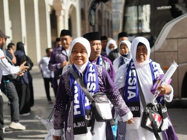 senyum-para-jemaah-haji-indonesia-yang-telah-tiba-di-madinah-dok-media-center-haji-2025-1746165312384_43.jpeg
