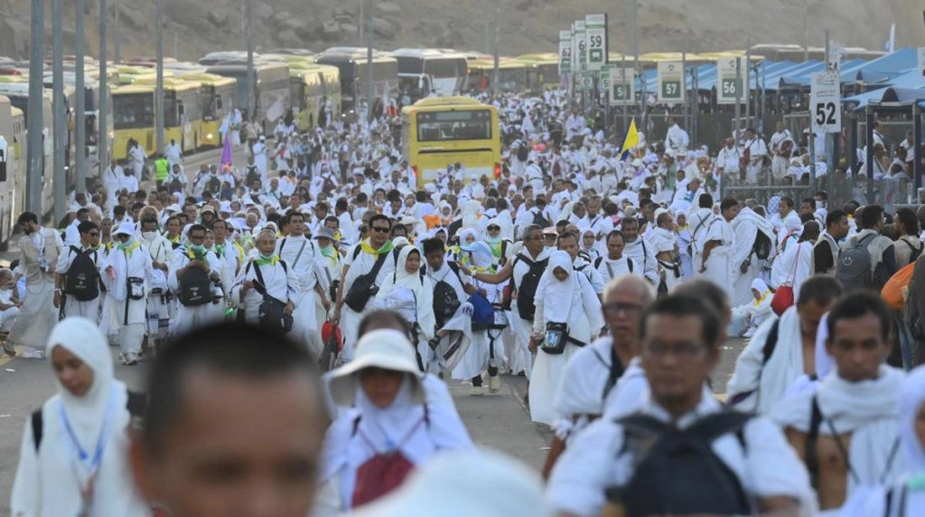 sebagian-jamaah-haji-berjalan-menuju-mina-1749264138108_169.jpeg